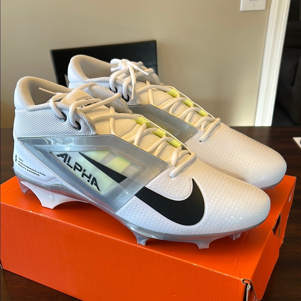 Nike Alpha Men’s Athletic Football Cleats W&B Size 14 NWT